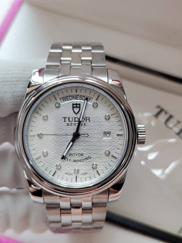 西铁城机芯同步上线 tudor独特高雅视角完美重现 经典耐看 每一细节设计都独具匠心 复古时尚中散发优雅气质正是帝舵表的迷人魅力 以 卓越于心精致以形 为主题该