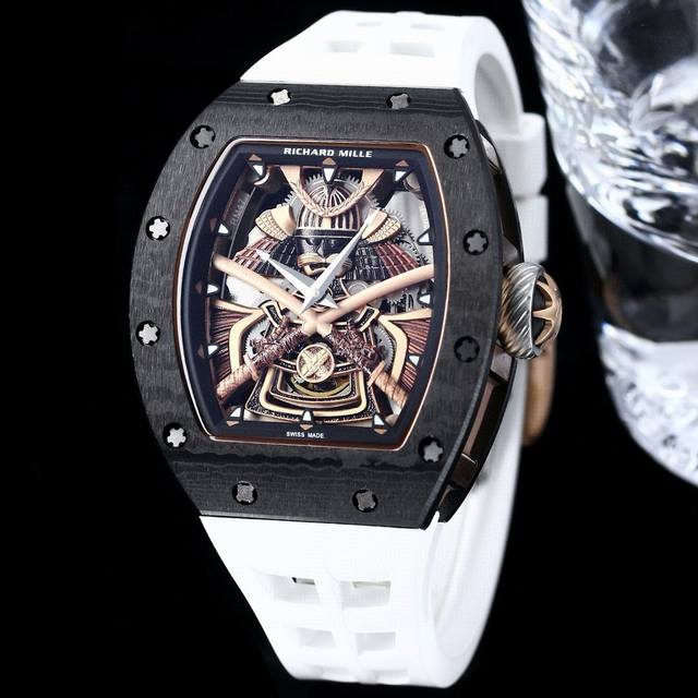 Richard Mille 理查米尔 Rm047 新款假碳纤维武士铠甲 搭载飞轮机芯 动力储存高 3N黄金材质的武士盔甲镂空雕刻花纹 武士盔甲的日式元素搭配经典