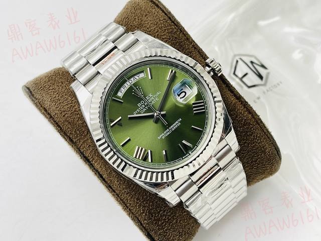 蓝宝石镜面 日历2.5倍放大镜 效果同步原版 蚝式表壳结构 一体中层表壳 旋入式底盖及上链表冠 结构尺寸厚度同步原装 直径40毫米 厚度为12毫米 搭载自动上链