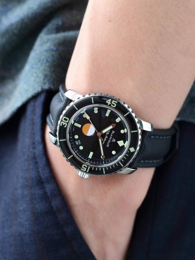 宝珀五十噚腕表 被表友们称为 宝珀 中的颜值巅峰 泡泡形蓝宝石表镜和蓝宝石旋转外圈在阳光下显得温润如玉 2表带忠实的复刻了织物纹路的橡胶表带和精钢针扣 没有追寻