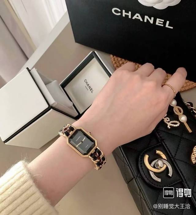 三个配色 代工单不是任何市面的版本 素材有一百个大家准备吧 又是天花板级别的单品 方糖黑金 黑银 还有20年限量粉 让多少人魂牵梦绕的表 终于又回来了 让多少人