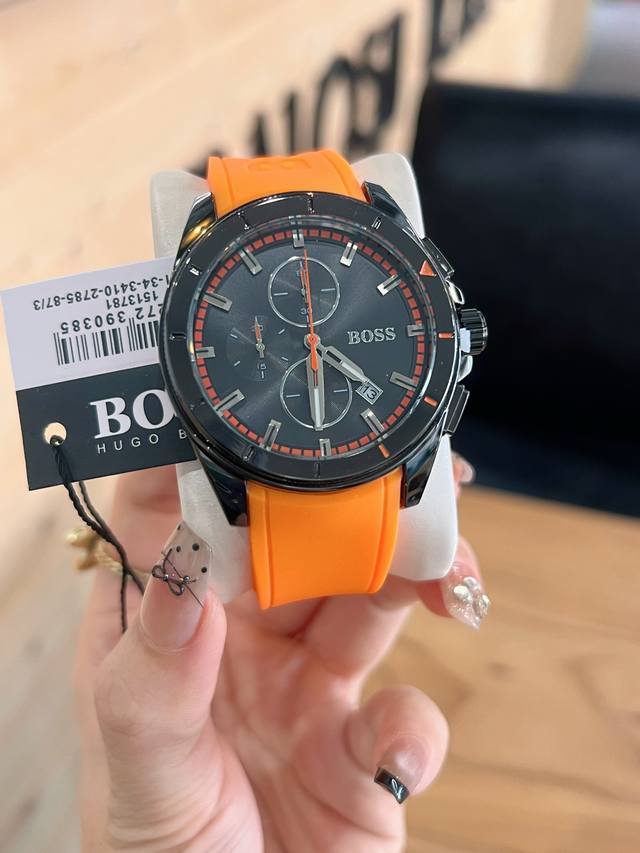Boss 男士石英手表 彰显非凡格调 简约大气的设计 尽显男士的沉稳与干练 石英机芯精准走时 让您时刻把握每一刻的精彩 优质的表带材质 舒适耐用 陪伴您度过漫长