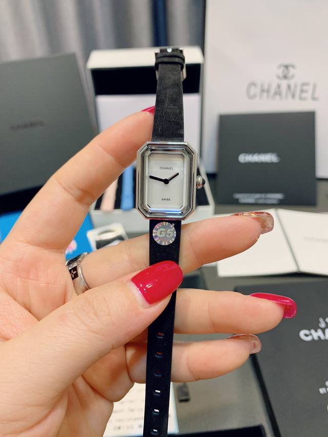 独家实拍 认准品质与细节 香奈儿 Chanel premi Re Velours 系列-编号H6125-腕表 表盘上没有秒针 没有数字 也没有时标 令你随心感觉