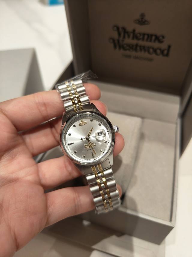 Vivienne Westwood 薇薇安西太后手表绝美碎冰蓝 全网断货 炒到了 0+西太后小蓝表终于来了 不同光线会呈现不一样的蓝色调 好看到挪不开眼睛的程度