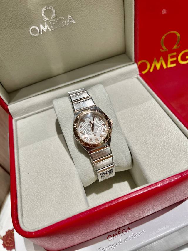 经典款式 永恒不变 双鹰星座系列女表 采用高级进口石英机芯 蝴蝶双按表扣矿物质耐磨玻璃材质 表里如一 独具匠心 尺寸 28Mm