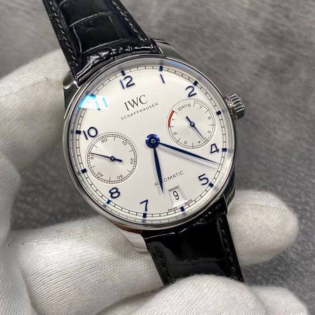 万国Iwc葡七 同步新款2016型号Iw500704 老款葡七型号Iw500114 直观上来看 机芯和表扣差别最明显 但你只看到一部分 其实最大的不同就是整个表