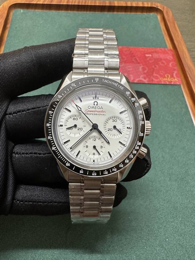 Bbt全新Omega欧米茄登月超霸310.30.4 .01 2 专业月球表 超霸故事的核心是被阿姆斯特朗带上了月球 手表被留在了太空舱里 表壳材质为进口316精