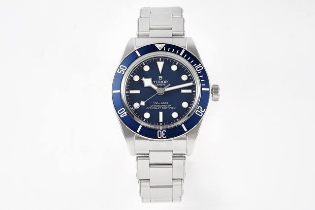 Zf年度最佳精品 碧湾小盾 复古别致 Zf震撼推出 帝 陀碧湾系列M79030N-0001腕表 红三角 金时标 小尺寸 巧妙融合品牌传统美学与当代制表工艺 极尽