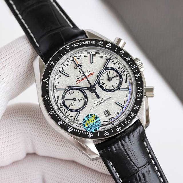 欧米茄超霸系列赛车计时腕表44.25毫米至臻天文台计时表 型号 329.32.44.51.01 1 1957年 欧米茄推出专为赛车运动而设计的[Speedmas