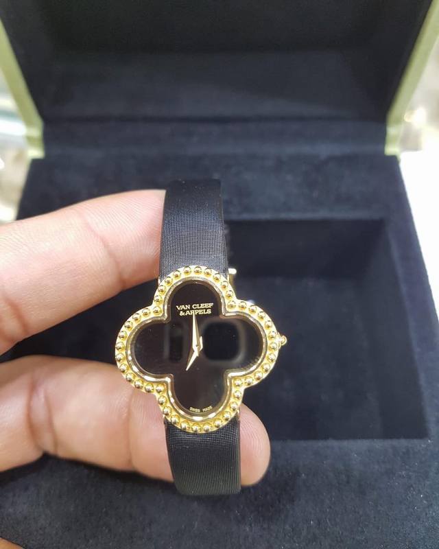 最高版本Vca工厂p首款四叶草 如今在市场出售的产品是第三代 做工方面比以前的产品薄 精致 为了回顾大家一直以来的支持 本工厂pVca产品每一个款将配送一个原装