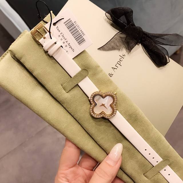 独家实拍梵克雅宝Alhambra Vintage四叶草幸运系列 独家控货 港水代购级别版本 小号款式 29.7Mm 蓝宝石玻璃 进口缎质表带 质感超越市场货一条