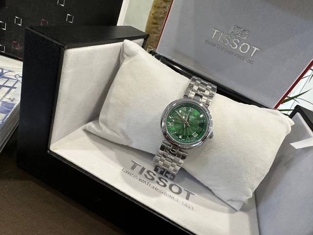 天梭 新款嘉丽小美人系列 整体非常简洁 26Mm的表盘很精致小巧 厚度刚刚好 不愧是小美人 戴起来也是非常好看的 值得入手手表之一