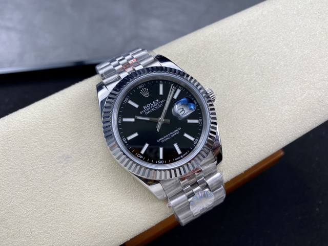 劳力士Rolex 单历 日志型系列 41Mm 直径 41Mm 机芯 搭载全自动机械机芯 圈口 劳力士Ringcommand三角坑纹 光圈 镜面 防刮蓝宝石玻璃镜