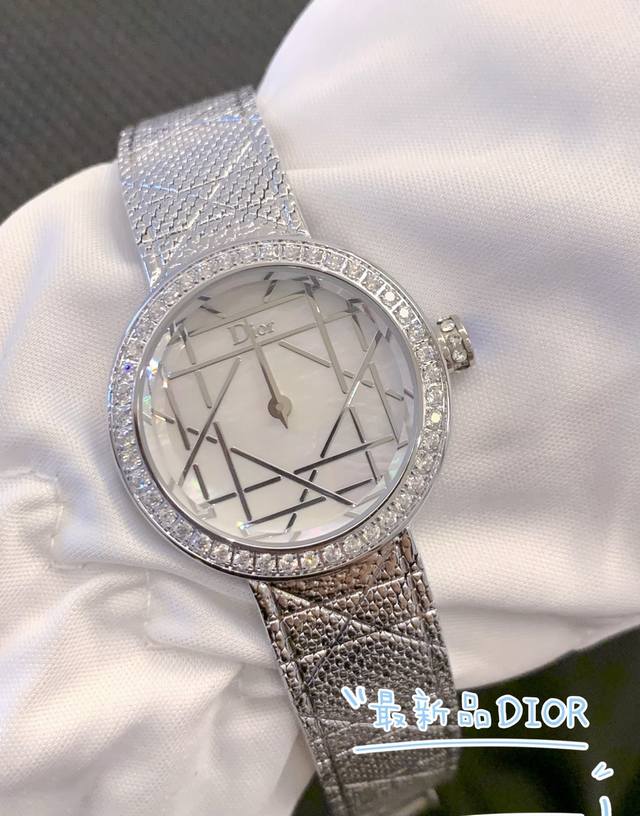 金白同价 迪奥La D My Dior Cd04111X1248 Cd04115X1251系列腕表 优美的弧线设计 搭配两枚利落指针 便以其极简之风 成为迪奥的