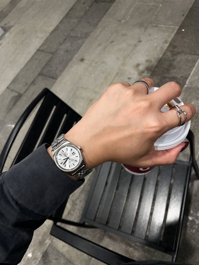 绝版 搞的就是艺术 秋冬季多巴胺 Vintage ~ Omega 太艳 太绝 越看越顺眼 梦中情表没错了 那种复古的时尚感 像老电影一般越看越有味道 这次总共5