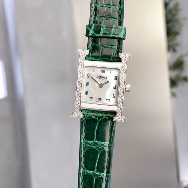 鳄鱼皮 爱马仕 Heure H 系列 最经典的H字表壳 白色天然贝母字面 纯手工打磨而成 对这种方形表盘的手表真的一点抵抗力都没有 316精钢表壳精工打磨 H