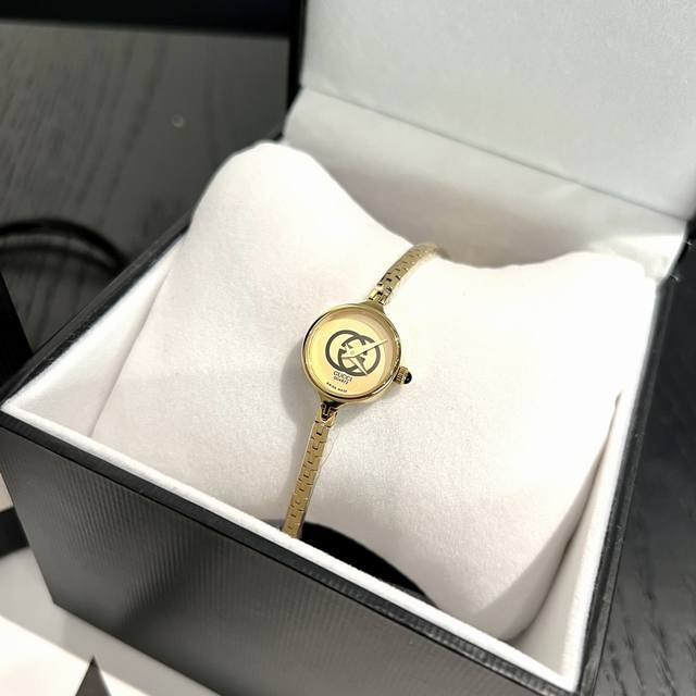 个日本中古二手店淘回来的Gucci款 极其富有淑女范儿 配上及其简单的表盘 除去记录时间外别无其他功能 删繁就简 追忆简单生活 时尚就是一个轮回 现在正流行的也