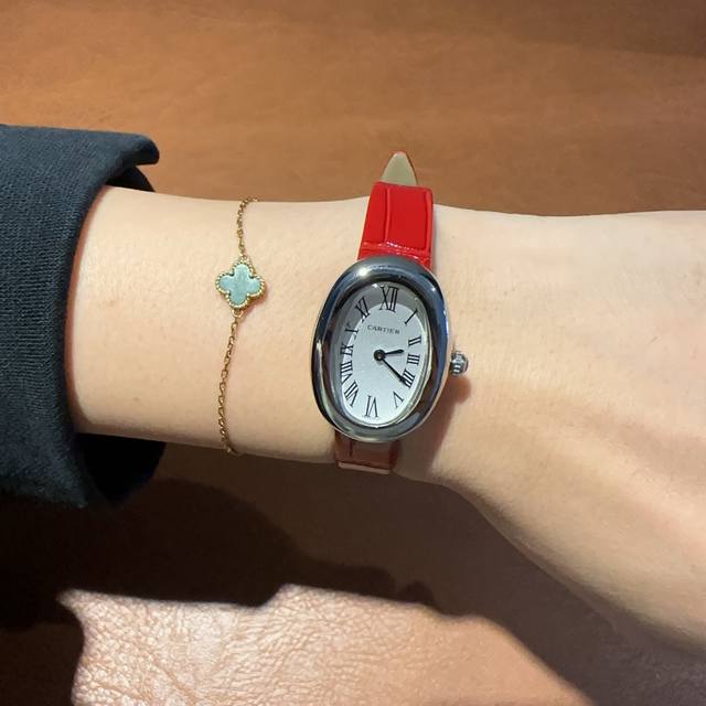 Cartier 卡地亚 Baignoire浴缸系列腕表 女神值得推荐的一款腕表 1典雅欧风浴缸形状 完美演绎卡地亚的经典美学 涌现腕表设计的焕新力量 2经典之作