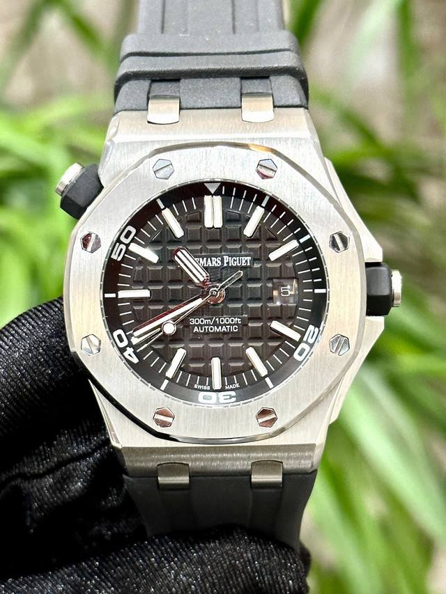 爱彼皇家橡树离岸型系列157061570315710超强表壳Cnc打磨 呈现最细腻的拉丝纹 扫描表壳细节和倒角打磨 把爱彼特有的八角型表圈线条表达的淋漓尽致 搭