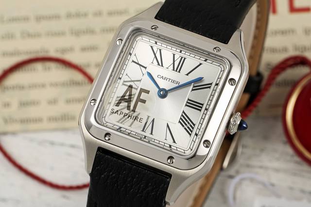 卡地亚山度士腕表 成熟魅力之典范 表壳 尺寸31.4X43.5Mm精钢表壳 延续经典方形设计 拉丝工艺勾勒出硬朗线条 圆珠形表冠 镶嵌一颗凸圆形蓝色合成尖晶石