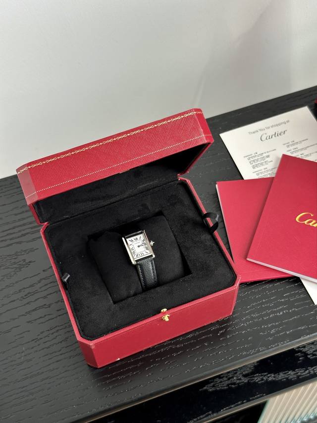 卡地亚全新推出的Tankmust腕表 It Must Be A Tank在所有经典的卡地亚坦克腕表里面 如果要拥有一只作为日常每天戴的腕表 我肯定选Tank S