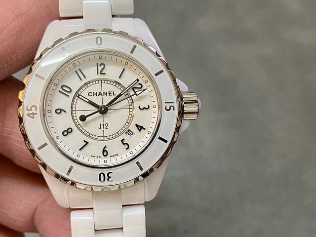Ht超级陶瓷 香奈儿J12系列33Mm钢后盖腕表 采用与原版一致的高密度钢化陶瓷材质铸造而成 质地轻 抗磨损 不过敏 永不褪色 温润如玉的外观颜色无限接近原版