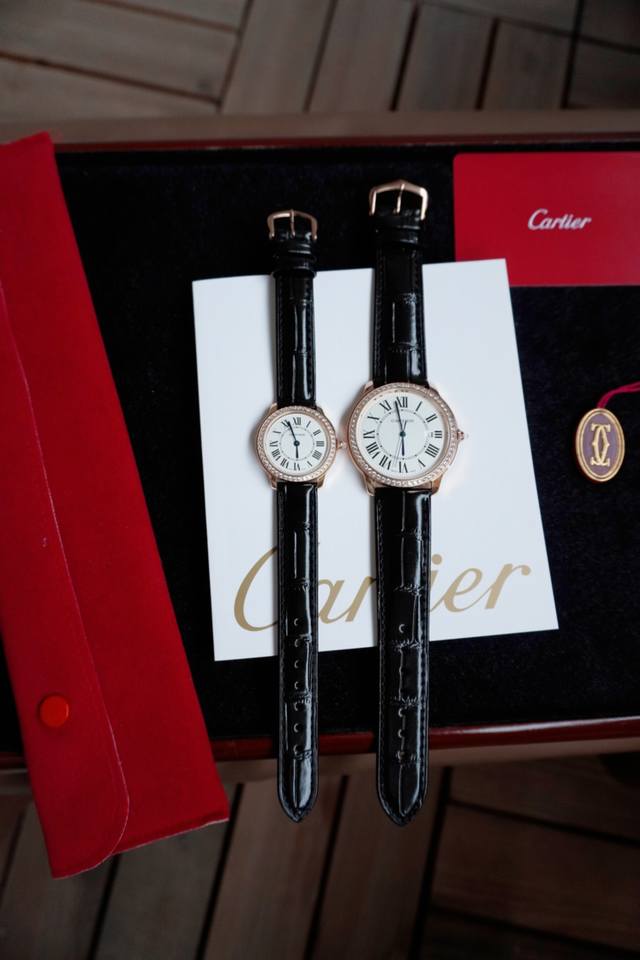 卡地亚Ronde Must De Cartier 全新Rondemust系列腕表 承袭经营圆形造型 以更流畅的表壳 与更精致的表盘设计焕美新姿瞩目回归 经典的圆