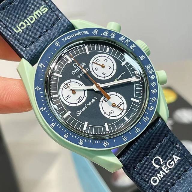 关于表镜透明塑料 欧米茄上过太空的超霸就是塑料表镜 是因为太空中万一有玻璃破碎会对宇航员产生危险 而塑料是完美的材质 表镜中间的S字样呼应了登月超霸表镜中样的L