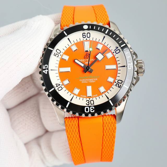 Gr 严选 百年灵超级海洋系列42Mm腕表 1 潜水表既要满足清读时 更要操作便捷 此款时标和指针大限度的夜光涂层 保证在昏暗的深海能清晰读时 如在黑暗中的小灯