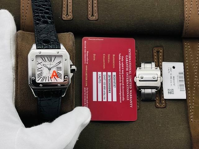 市场最高版本 顶级 卡.地亚 Santos 100周年纪念版情侣腕表 1 机芯 男款搭载2824改装1847机芯机械 女款搭载全自动机芯机械 稳定性强 2 尺寸