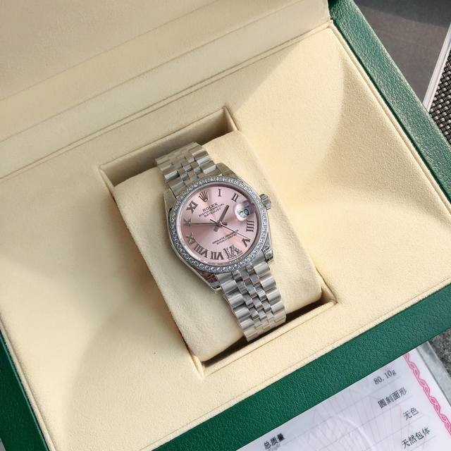 劳力士Rolex女款蚝式日志型腕表 年度最火的罗马数字粉色字面表盘 外圈镶嵌48颗Vs级别天然真钻 每一块表都中国Gtc权威机构出具的真钻证书 表盘尺寸31毫米