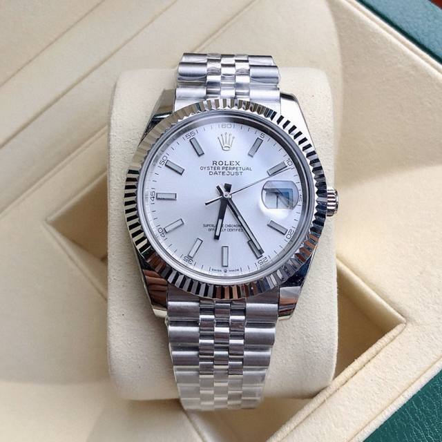 劳力士日志型腕表及蚝式恒动探险家型腕表都记录每一刻的迎风探索 日志型是经典腕表的典范 不论是功能还是美学风格 都历久常新 此腕表于1945年问世 是世界上首款在