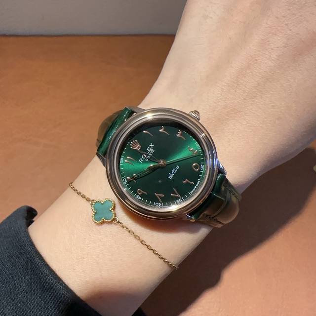 劳力士 Rolex 1970 S Vintage 中古品限量系列腕表 善于将复古元素和时下流行巧妙融合 打造独树一帜的品牌风格 温柔的金色表盘 释放出了优雅大方