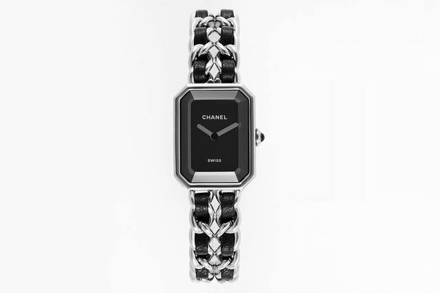 Bv香奈儿Emiere腕表版隆重上市了 自1987年便是香奈儿制表界中的一颗璀璨之星 在问世35年之后 这款风格典范再次以其最初的样貌呈现 展现其经典隽永的吸引