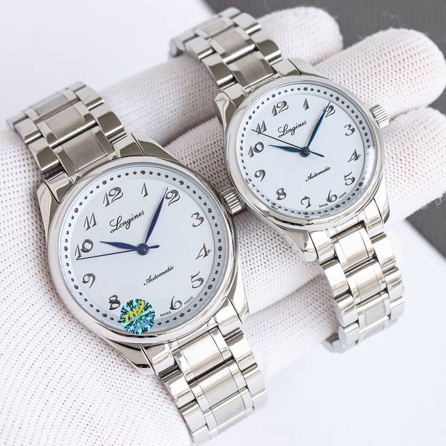 新款情侣名匠再次升级升级亮点1 凹雕阿拉伯数字金属时标 是新版名匠的一大亮点 通过折射不同角度的光线 营造出了深邃的质感 简约而不简单 外侧刻度圈进行了拉丝处理