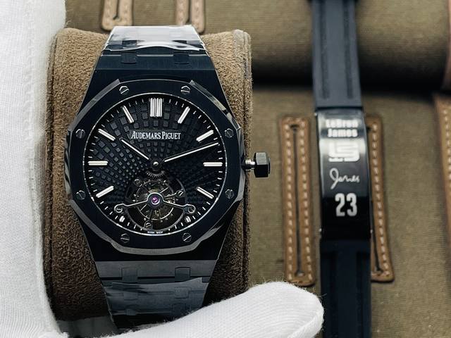 解最好的 陀飞轮 爱彼A 家橡树陀飞轮精品腕表 升级细节 1独家订制Cal.2924机芯 动力储存68小时 2腕表依旧保留的八角形表圈 标志性的六角形螺丝以及经