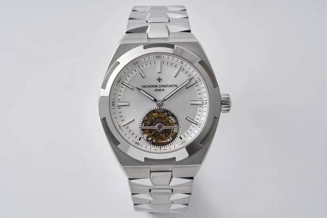 Eur冠王之王 江诗丹顿纵横四海 全自动 陀飞轮腕表 加冕巨作 打破常规的环形自动上链装置 行业首创 应用外缘转陀确保了机芯背面的清晰视野 也称之为边缘式摆陀