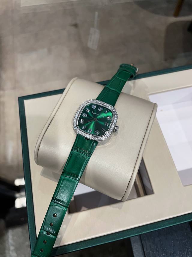 玫550怎么能少得了新装备呢 ~~ 现在下单即送一副表带和长条礼盒 数量有限 先下单先得 ~~ 它不仅是一款计时工具 更是时尚与品味的象征 用了12种篆刻工艺