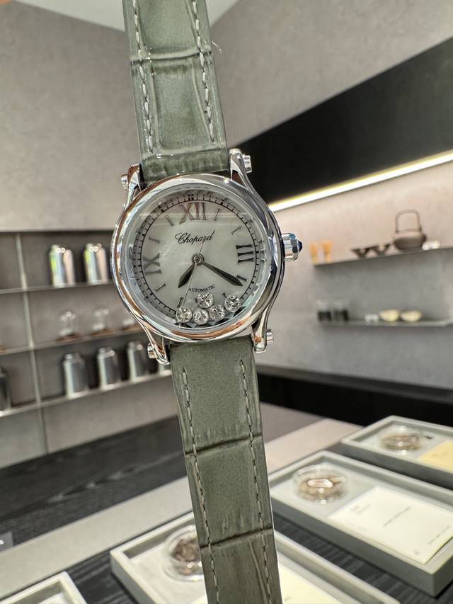 钻圈260 肖邦Chopard.一贝壳面 快乐五钻 非常精致大气的一款 每天看着钻石在表盘里转动心情都会变好 质感很好 尺寸30Mm石英