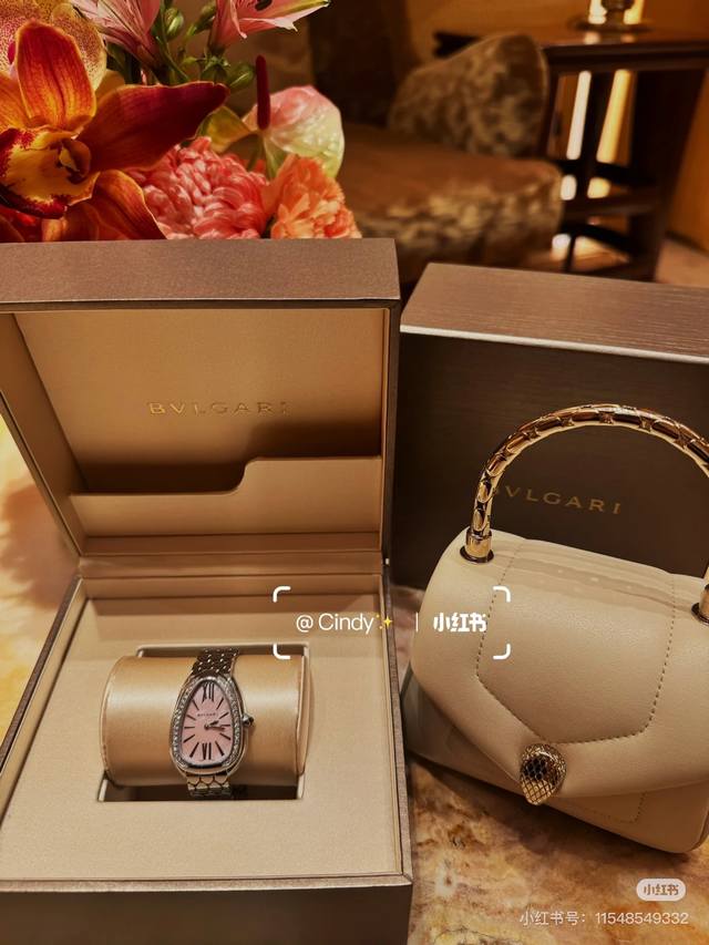 serpenti Seduttori鎏光蛇影腕表 精美的粉色珍珠母贝表盘和别致的水滴状表头 搭配镶钻表圈 尽显璀璨魅力 六角形图案表链灵活柔韧 将感性 神秘与现