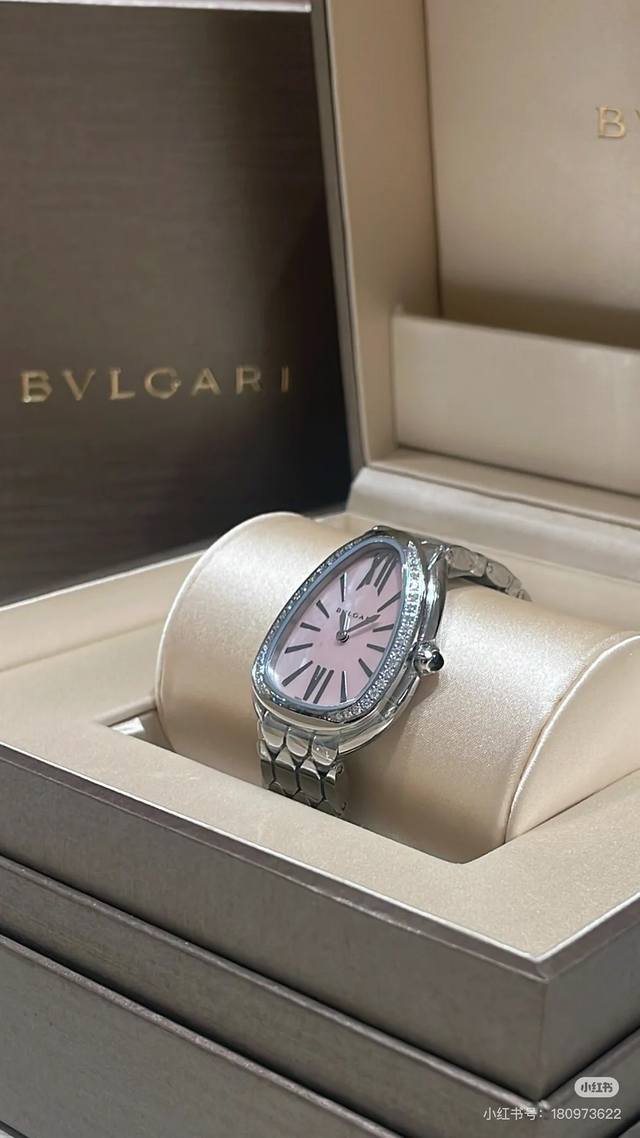 serpenti Seduttori鎏光蛇影腕表 精美的粉色珍珠母贝表盘和别致的水滴状表头 搭配镶钻表圈 尽显璀璨魅力 六角形图案表链灵活柔韧 将感性 神秘与现