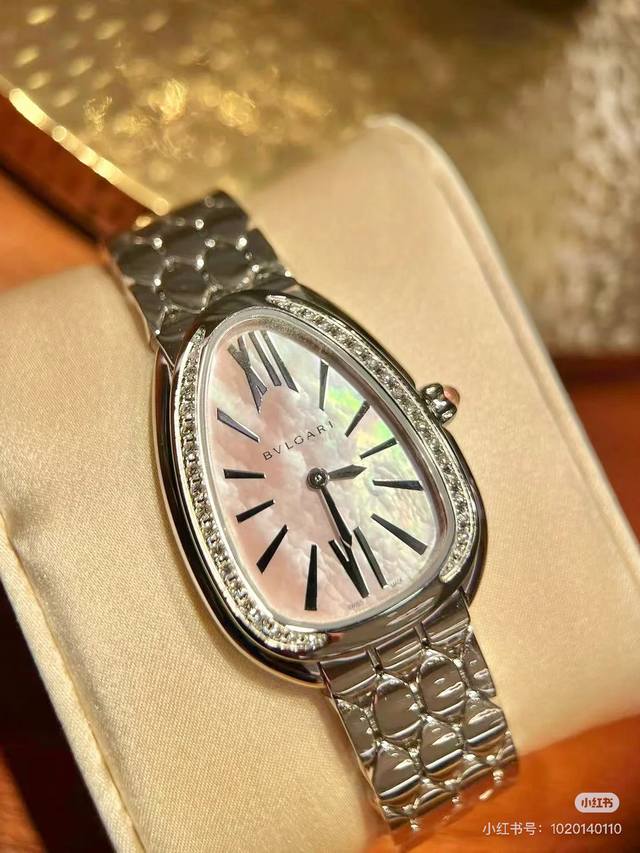 serpenti Seduttori鎏光蛇影腕表 精美的粉色珍珠母贝表盘和别致的水滴状表头 搭配镶钻表圈 尽显璀璨魅力 六角形图案表链灵活柔韧 将感性 神秘与现