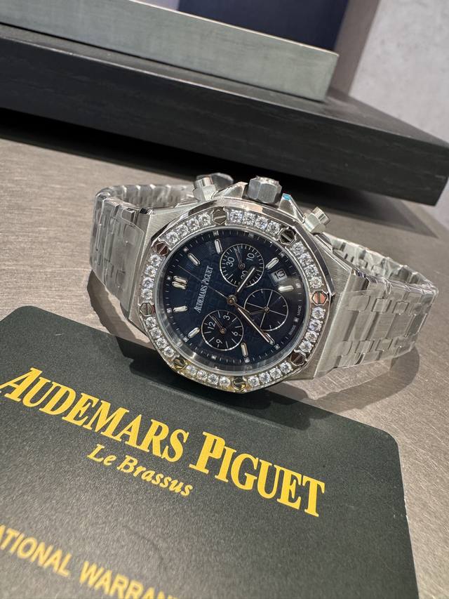 硬货 网红爆款Ap爱彼皇家橡树系列 美女几乎人手一枚 精钢表壳镶钻八角钻石壳边设计 进口日本多动能石英机芯 稳定带计时功能 百搭尺寸37Mm任何女士手型都可以佩