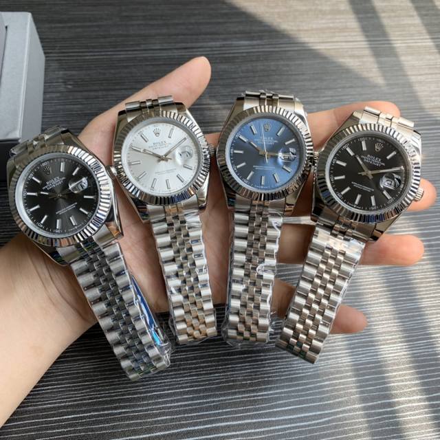 劳力士蚝式恒动日志型 41Mm腕表 蚝式表壳搭配三角坑纹外圈 表壳及表耳两侧折射出淡雅光泽 令41毫米蚝式表壳的轮廓更突出 倍添魅力 劳力士腕表卓越可靠 专为日