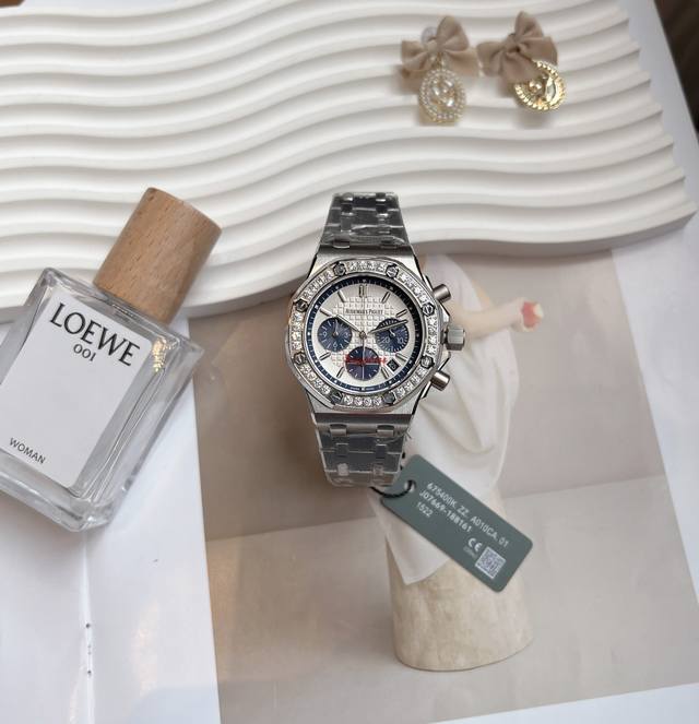 宝藏Ap皇家橡树Royl Oak ryol Oak 是Audemars piguet的经典 以其标志性八角形表壳设计闻名 在手表界占据着举足轻重的地位 这款表壳