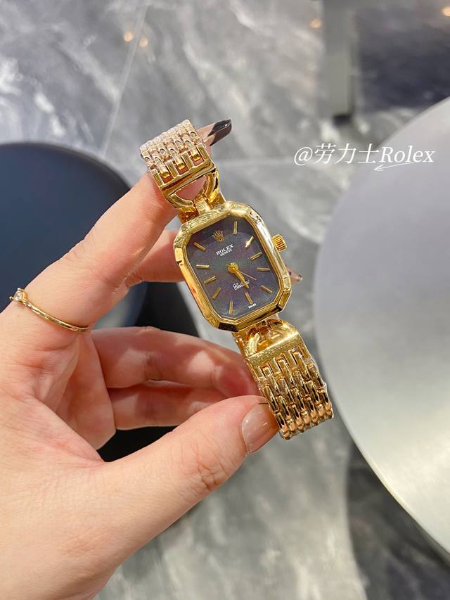新款推荐小方块 劳力士 25Mm精致小表女款爆款推荐 设计显出独特高贵优雅女神气质 不显浮华的风格广受女神喜爱 逐渐深刻人心 工艺精湛 糅合尊贵 典雅和独特气质