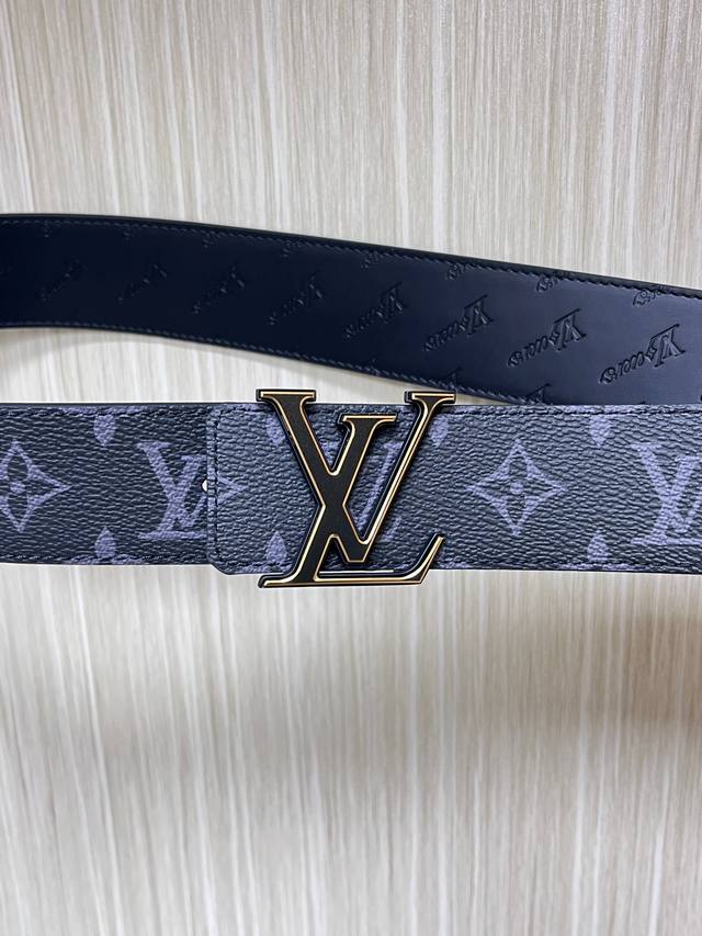 Special 4.0 New Model Of The Season, One Side Is Imported Calfskin, The Other Si