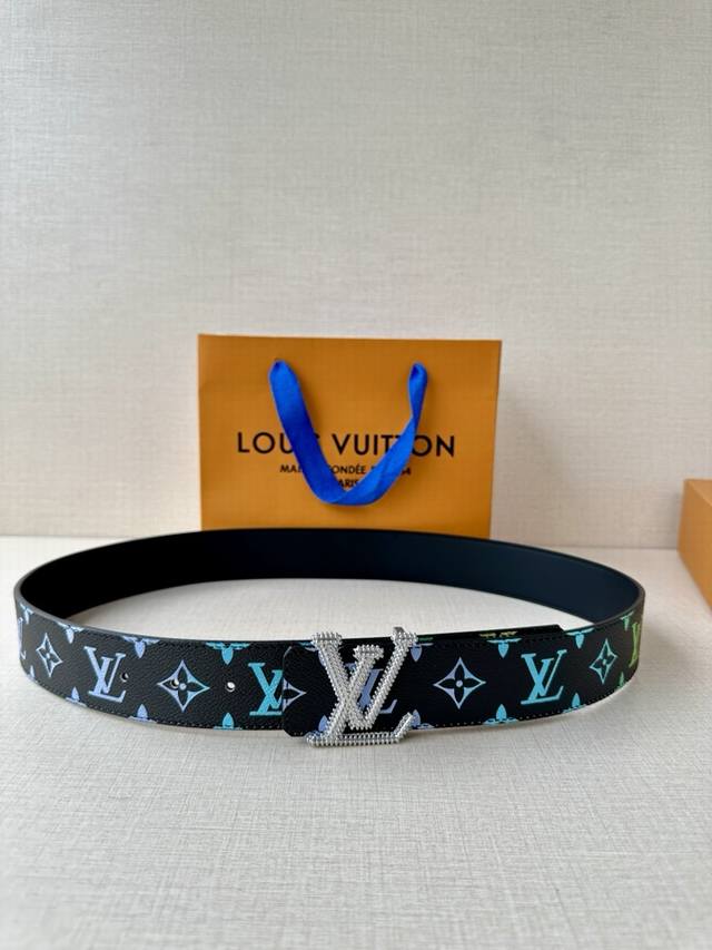 lv Initiales 40Mm Double-Sided Belt Renews The Iconic Design With Classic Can