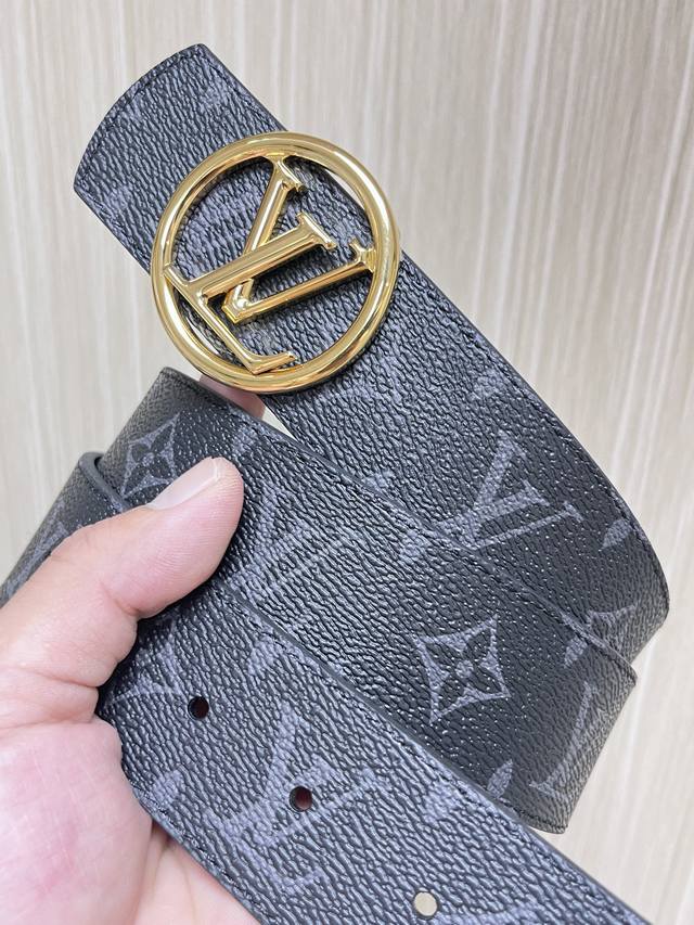 4.0 New Style Of The Season, One Side Is Imported Calfskin, The Other Side Is