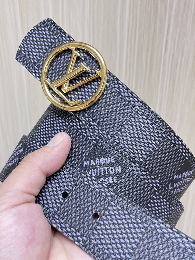 4.0 New Style Of The Season, One Side Is Imported Calfskin, The Other Side Is